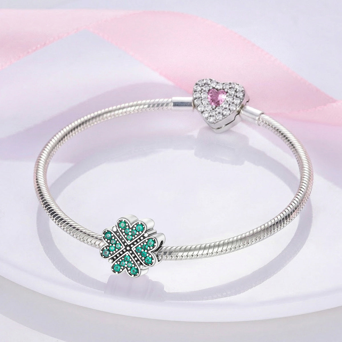 Lóhere Charm